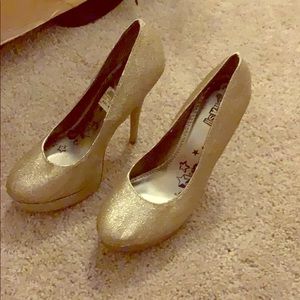 Sparkly gold party pumps